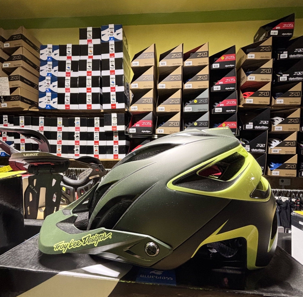 Casco aperto da enduro, ebike con mips, troy lee a3, caschi di ultima generazione leggeri, protettivi e areati.